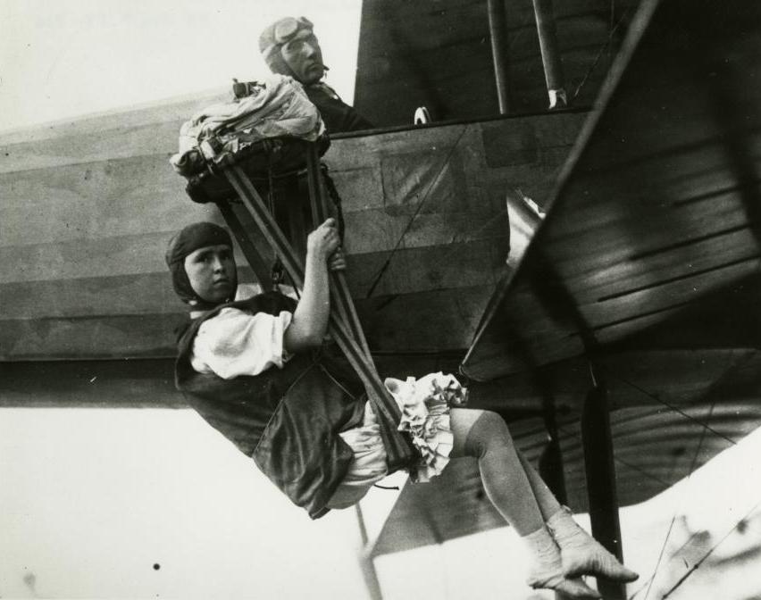 This teenage single mother was the first freefall parachute pioneer