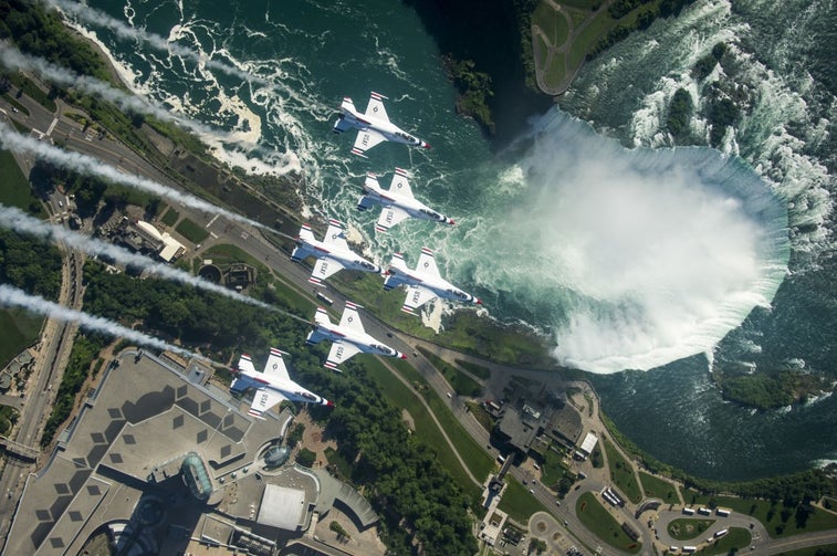 Stunning photos show Air Force Thunderbirds flying over Niagara Falls