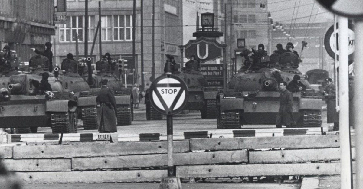 in BERLIN Photo 193-k 1961 US ARMY TANKS Face off Against Soviet Tanks