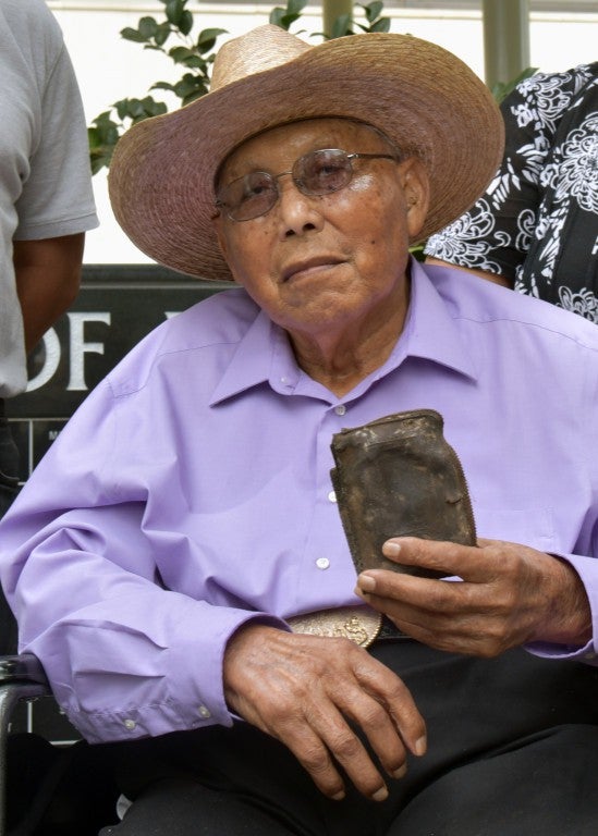 This World War II vet got his wallet back after losing it 70 years ago