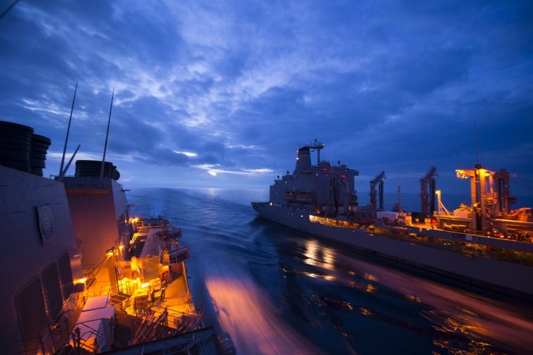 18 photos that show the intensity of keeping warships supplied at sea