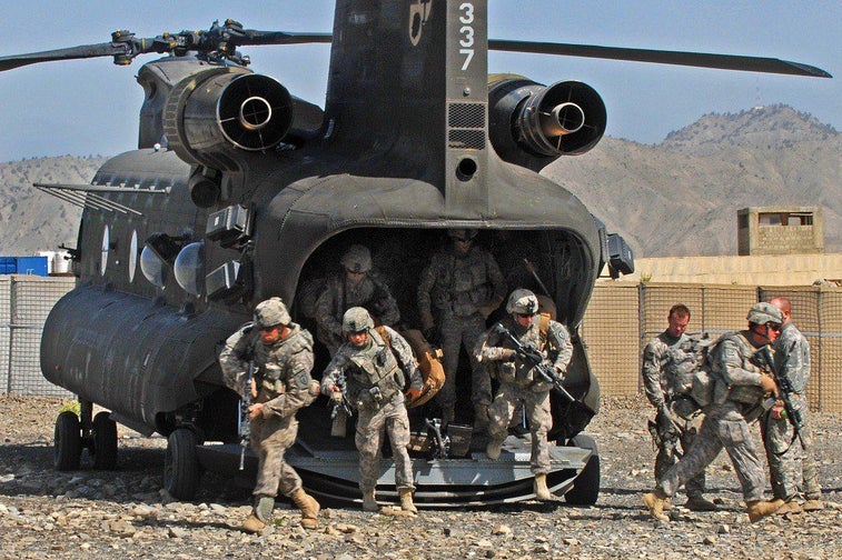 21 photos that show what it’s like when soldiers assault a Taliban stronghold