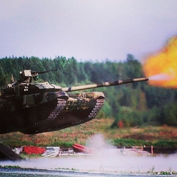 These crazy photos show 30+ ton tanks in flight