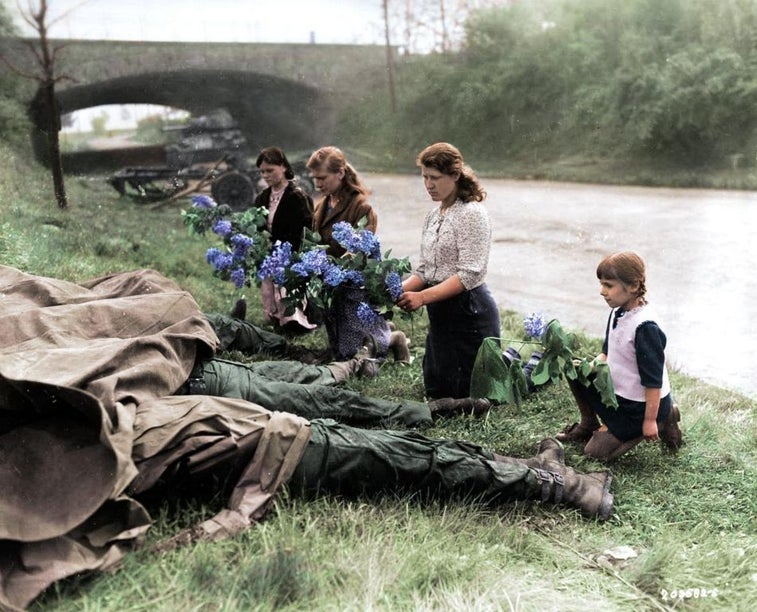 24 historic photos made even more amazing with color