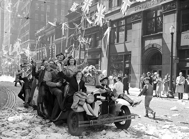 5 epic parties troops threw when the world wars ended