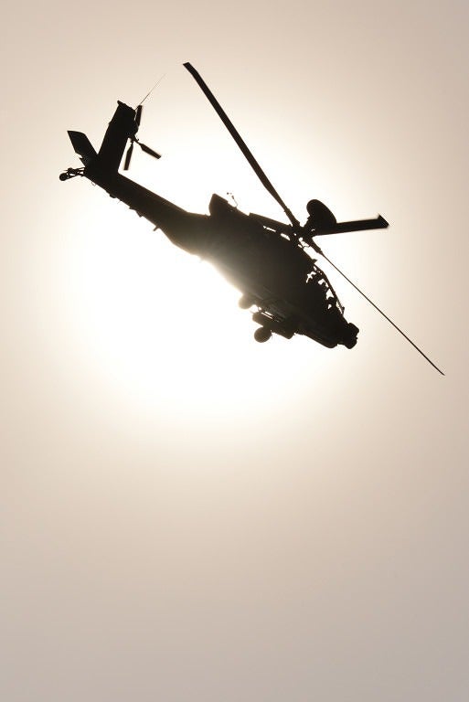 16 awesome photos of the Apache helicopter