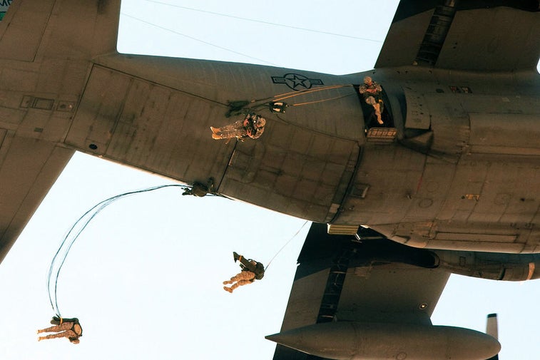 These 10 photos and GIFs show how paratroopers are made