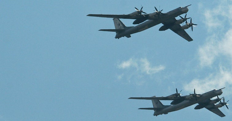 Russian bombers fire cruise missiles at ISIS in Syria