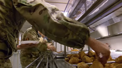 This is how a ship’s crew eats during combat