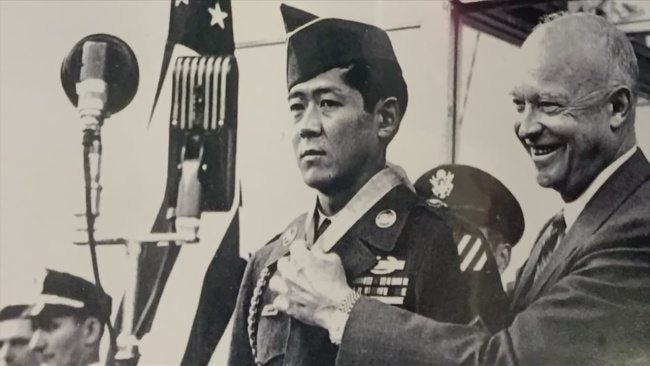  Hiroshi Miyamura receives the Medal of Honor from President Eisenhower.