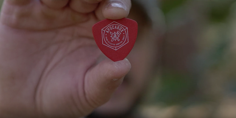 This is how a guitar pick can keep you warm out in the field