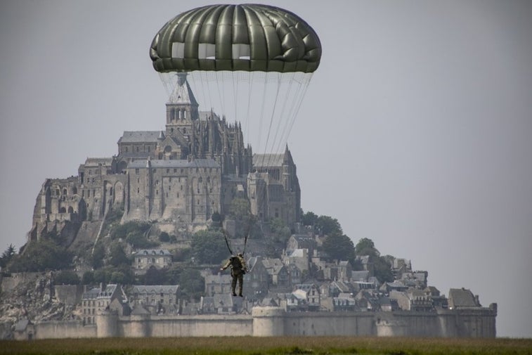 US Green Berets honor WWII legacy with stunning jump