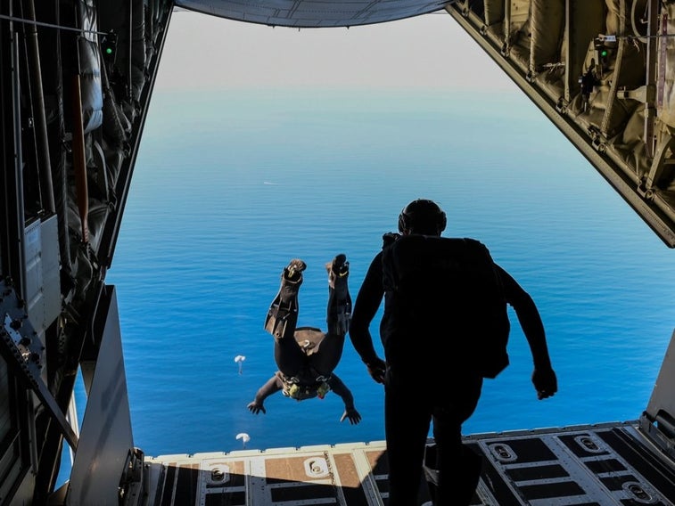 17 gripping images show what it really takes to be a Navy SEAL