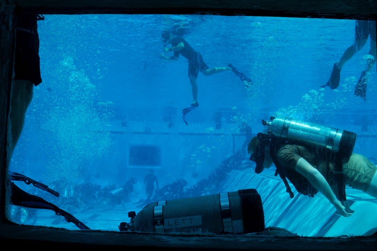 17 gripping images show what it really takes to be a Navy SEAL