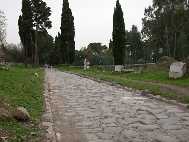 Here’s how ancient Romans built perfectly straight, crazy long roads