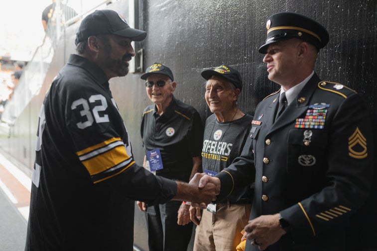 Pittsburgh Steelers honor WWII Army veteran brothers