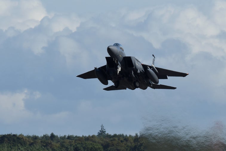18 Air Force F-15s square off in a ‘Turkey Shoot’