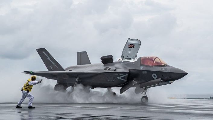 Interesting photo shows F-35 in ‘beast mode’ aboard aircraft carrier