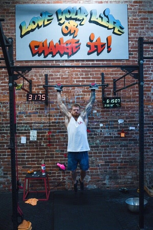 Former Army Ranger crushes world record for pullups in a day