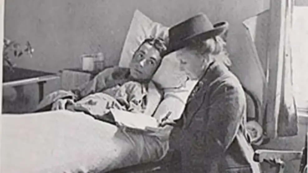 May Bradford writing a letter for an injured soldier in a French hospital.