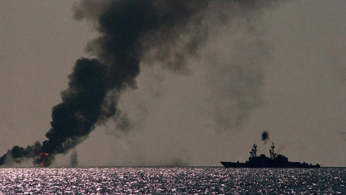 USS John Young (DD 973) shells Iranian oil platforms during Operation Nimble Archer, 1987. (DoD)