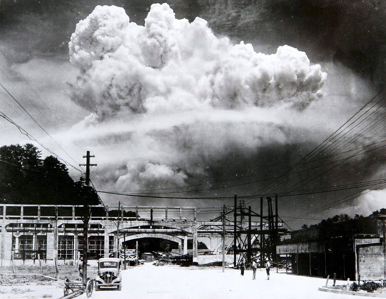 Atomic cloud over Nagasaki from Koyagi-jima by Hiromichi Matsuda. (Wikimedia Commons)