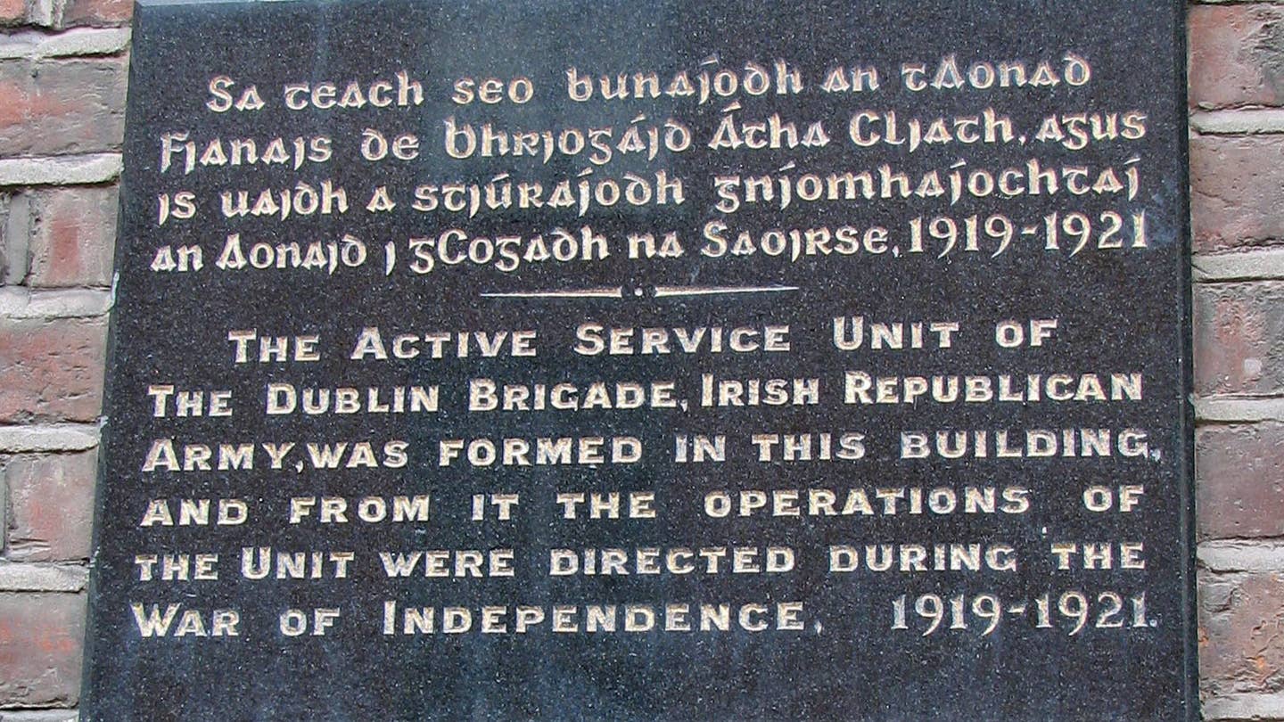 A plaque commemorating the Irish War during with a British General was held captive