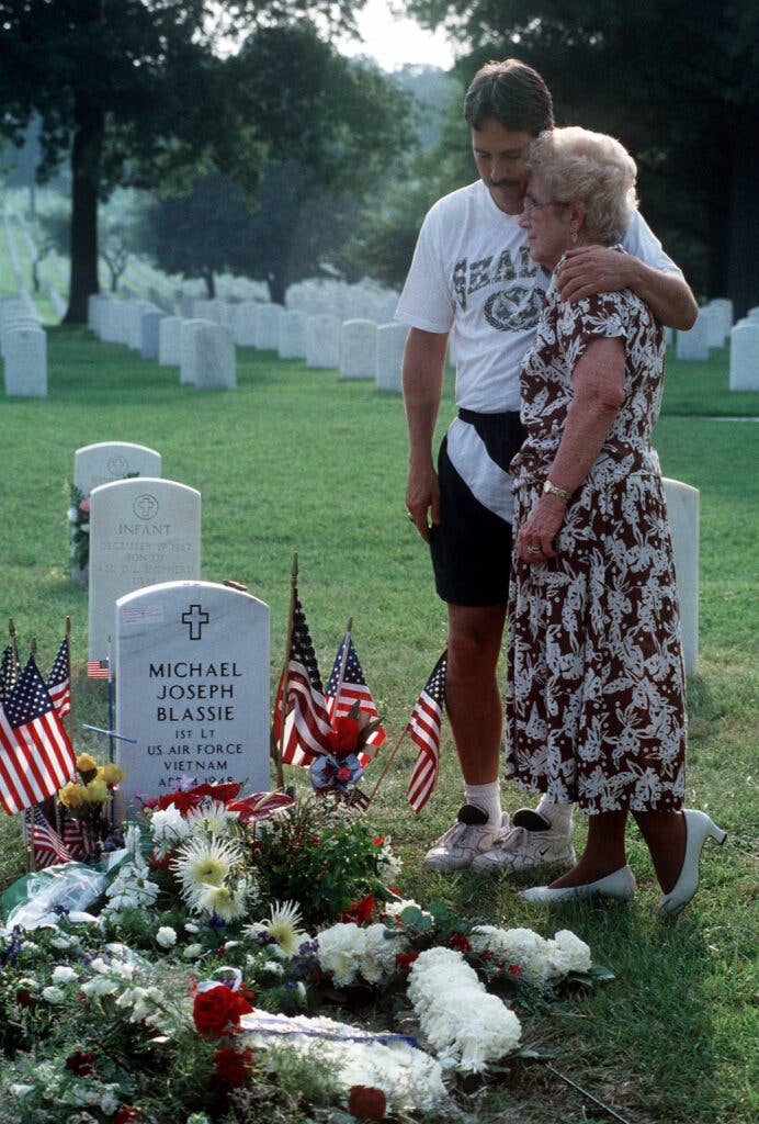 the family of a formerly unknown soldier mourning