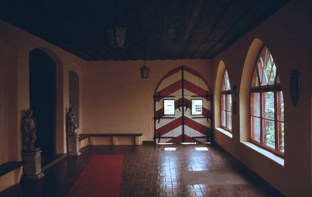 Entrance room of Schloss Itter, 1979 <em>(Steve J. Morgan, Wikimedia Commons)</em>