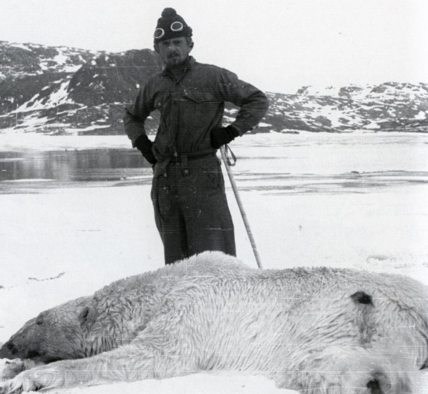 A member of the weather station with a slain polar bear. Photo: From the archive of Wilhelm Dege