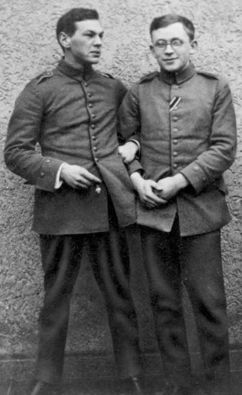 Sorge (left) in uniform in 1915 (German Federal Archive)