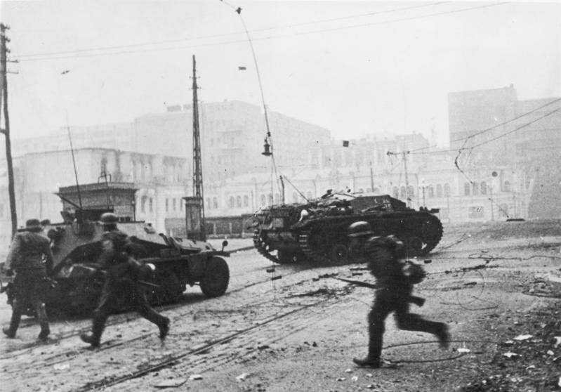 Germans battle Soviet defenders on the streets of Kharkov, 25 October 1941 (Bundesarchiv)