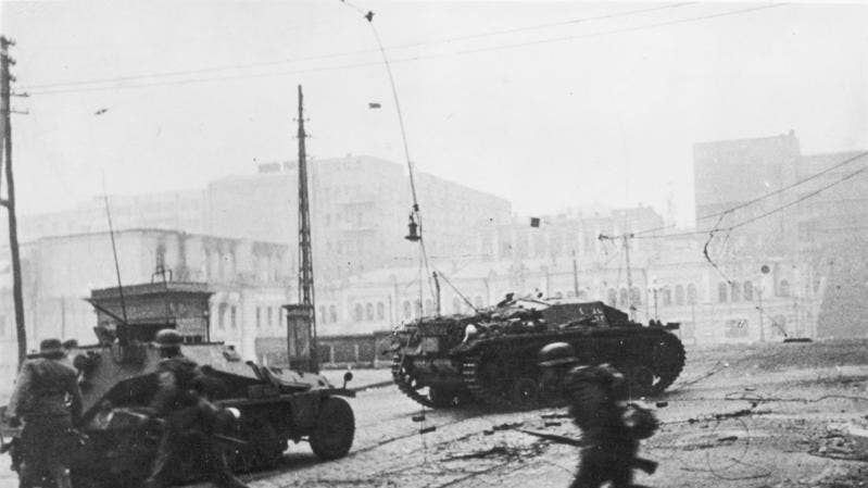 Germans battle Soviet defenders on the streets of Kharkov, 25 October 1941 (Bundesarchiv)