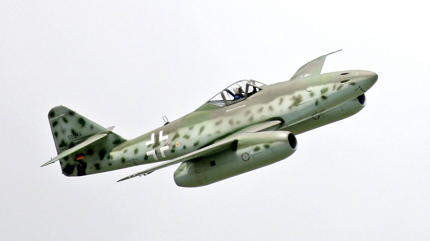 Me 262 in flight at Berlin Airshow, 2006 (Wikimedia Commons)