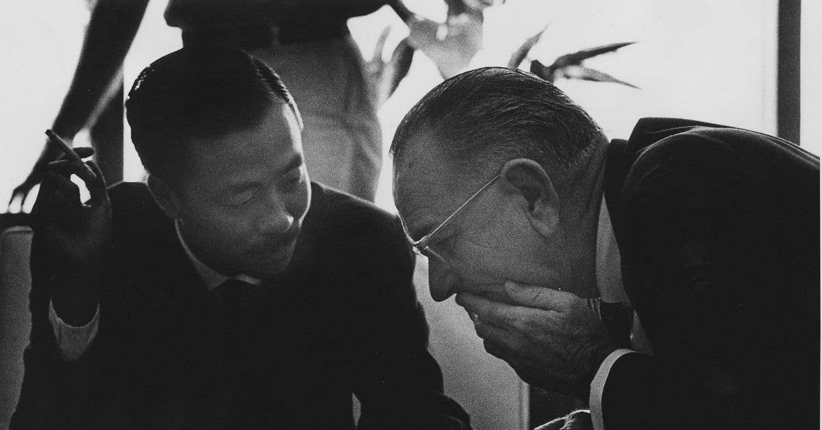 Nguyễn Cao Kỳ with Lyndon Johnson during the Honolulu summit in Hawaiʻi in 1966 (White House)
