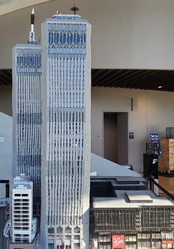 <em>The replica of the Twin Towers almost eclipses the rest of the plaza (Miguel Ortiz)</em>