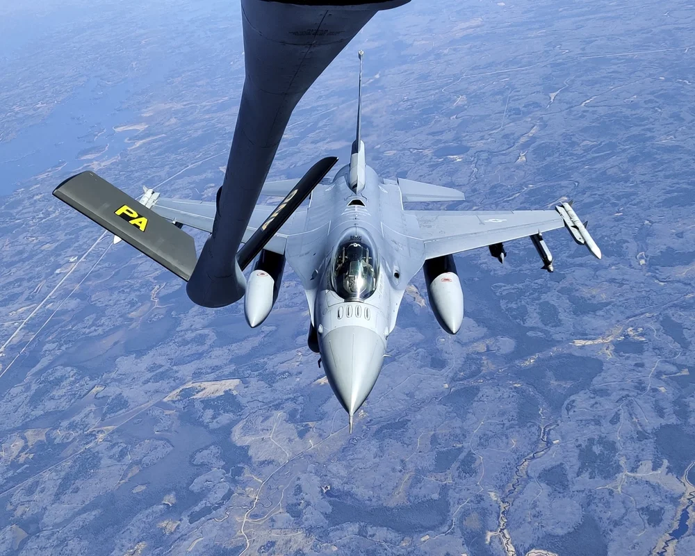 6 differences between the Air Force F-16 and the Navy’s F-18