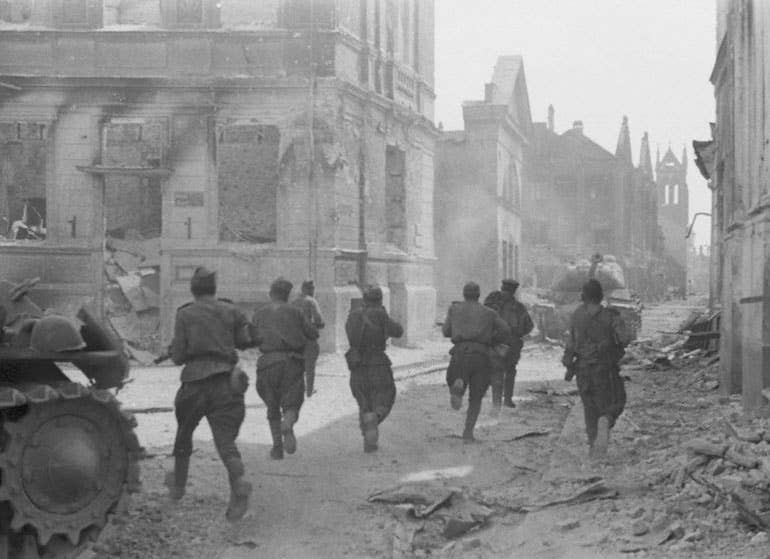 Soviet soldiers of the 1st Baltic Front during an attack in the Latvian city of Jelgava, 16 August 1944. (Wikimedia Commons)