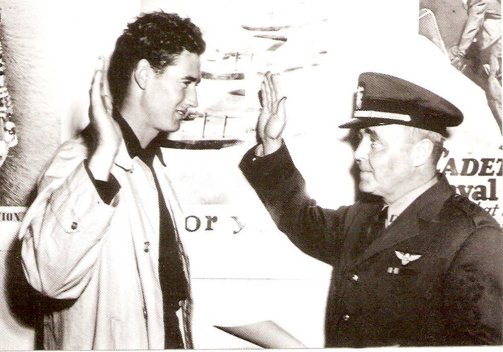 Williams being sworn into the U.S. Navy Reserve on May 22, 1942. (PD-USGOV-MILITARY-MARINES)