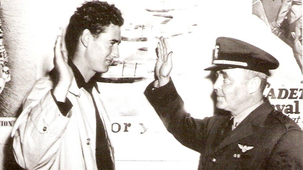 Williams being sworn into the U.S. Navy Reserve on May 22, 1942. (PD-USGOV-MILITARY-MARINES)