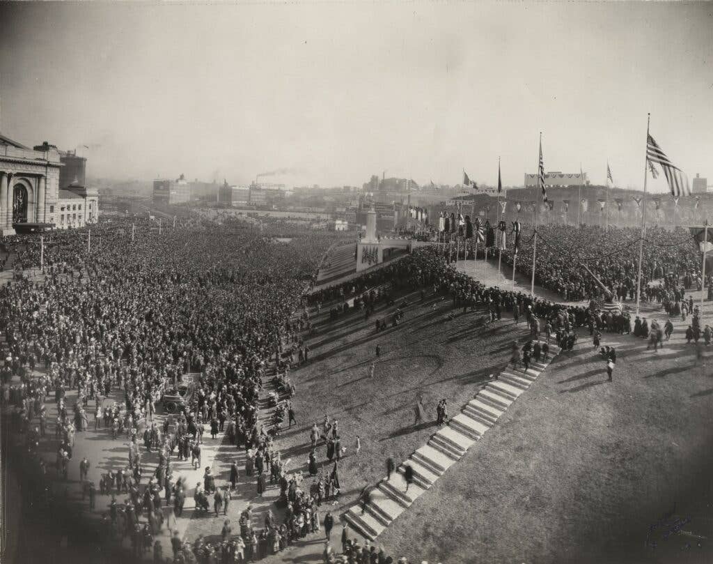 <em>The site dedication and groundbreaking in 1921 drew huge crowds (National WWI Museum and Memorial)</em>