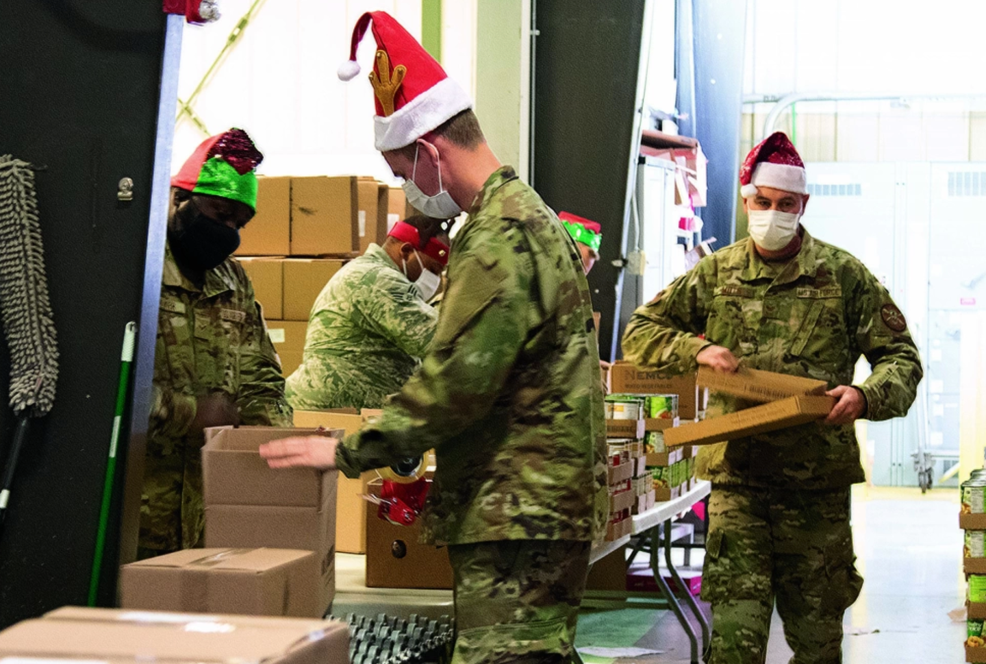 U.S. Airmen assigned with the Michigan National Guard’s COVID-19 response task force, are working at Food Gatherers food bank in Ann Arbor, Michigan, Dec. 3, 2020. The Airmen are working at the food bank and soup kitchen in Washtenaw County helping those in need of food.