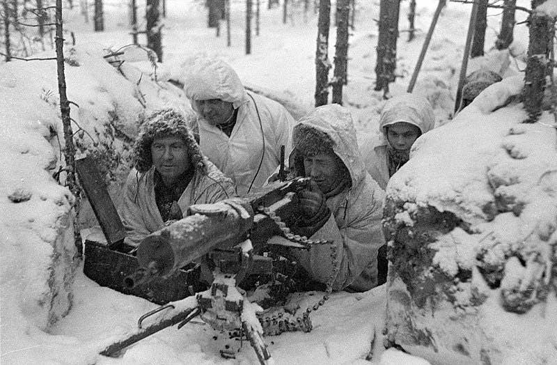 A Finnish Maxim M/09-21 machine gun crew during the Winter War. (Wikimedia Commons)