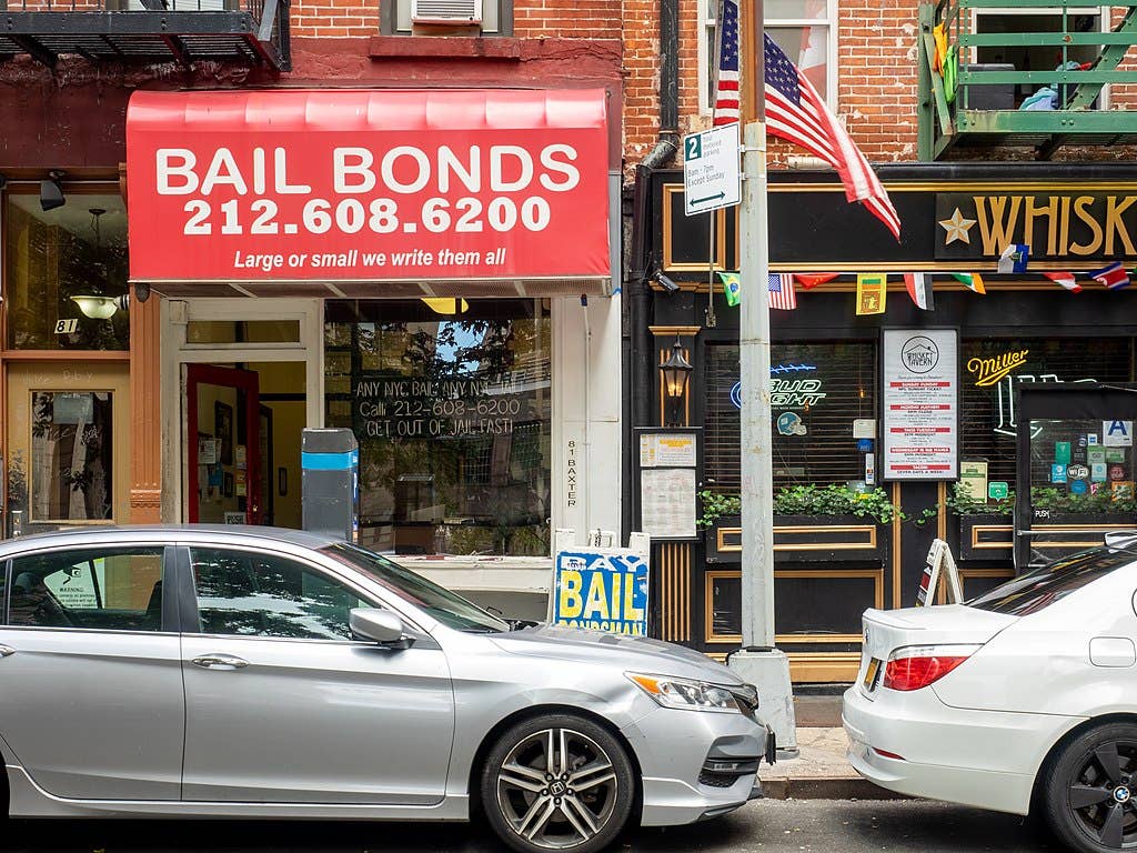 A bail bondsman located outside of the New York City Criminal Court in Manhattan, New York City. (Public domain)