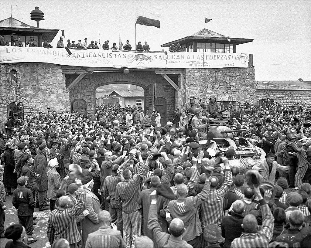 The Spanish anti-Fascist prisoners at Mauthausen deploy a banner to salute the Allies. (Public domain)