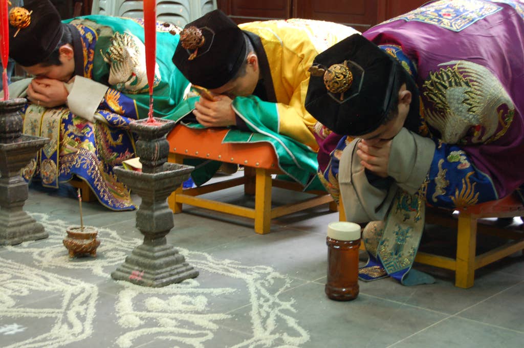 Priests of the Zhengyi order bowing while officiating a rite at the White Cloud Temple of Shanghai. (Wikipedia)