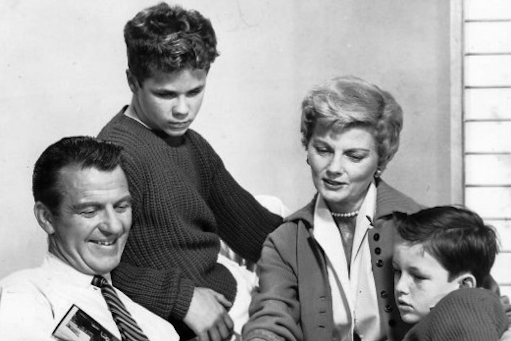 Leave It to Beaver cast (L–R): Hugh Beaumont, Tony Dow, Barbara Billingsley and Jerry Mathers, circa 1959. (Public domain)