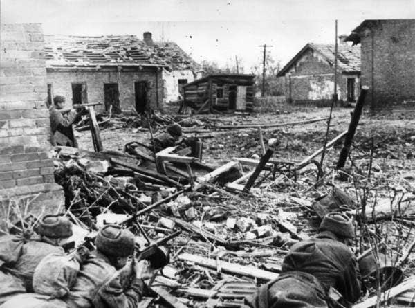 Soviets preparing to ward off a German assault in Stalingrad's suburbs. (Public domain)