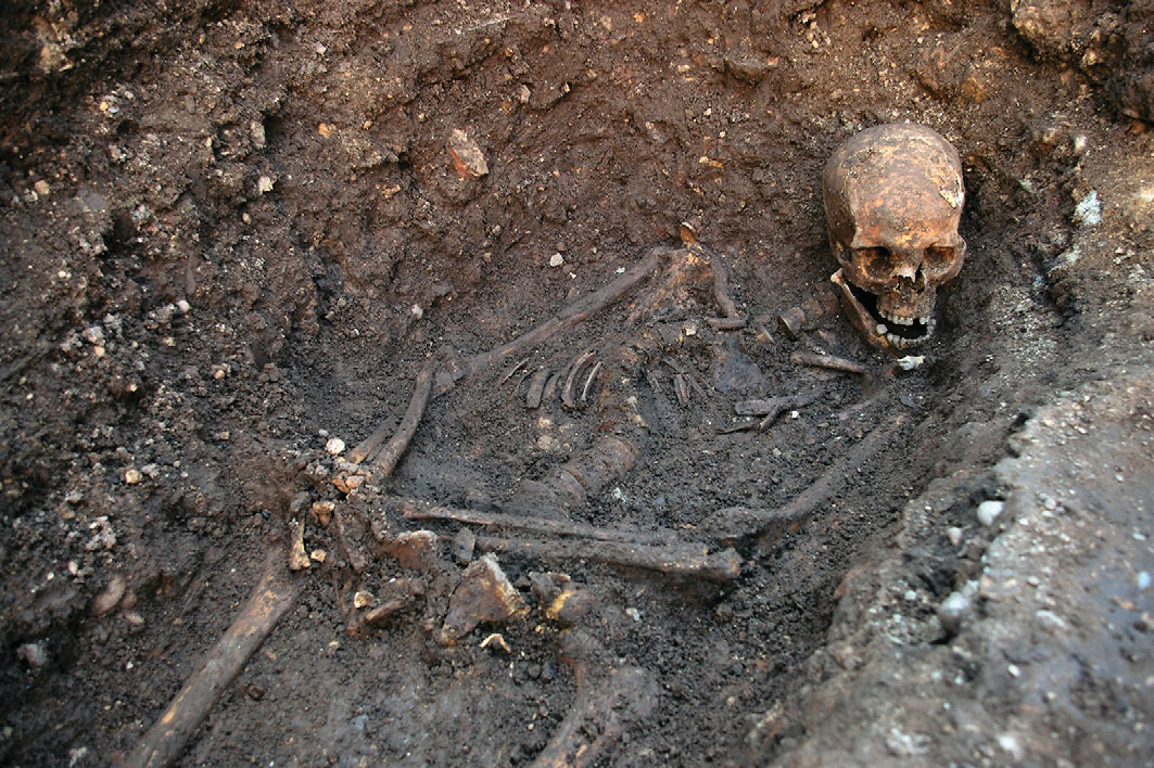 "King Richard III, an oblique view looking west." From ‘The king in the car park’: new light on the death and burial of Richard III in the Grey Friars church, Leicester, in 1485. (Public domain)