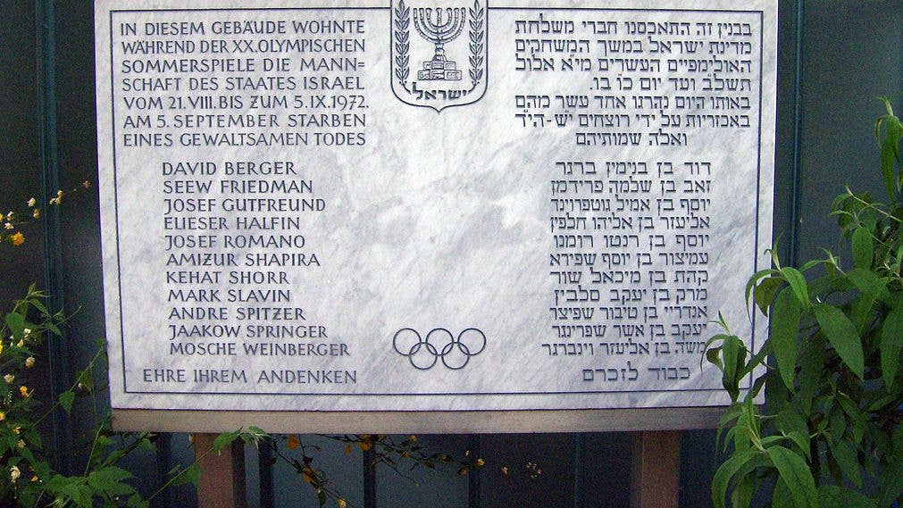 Plaque in front of the Israeli athletes' quarters commemorating the victims of the en:Munich massacre. The inscription, in German and en:Hebrew, reads: The team of the State of Israel lived in this building during the 20th Olympic Summer Games from 21 August to 5 September 1972. On 5 September, [list of victims] died a violent death. Honor to their memory.